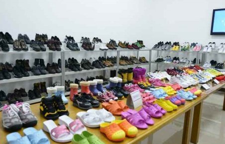 朝鮮運動鞋工廠嶄新亮相，領導人金正恩親臨視察引關注